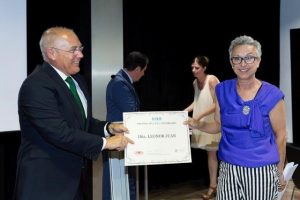 juan-julia-presidente-comision-cientifica-cegea-entrega-premio-a-leonor-juan